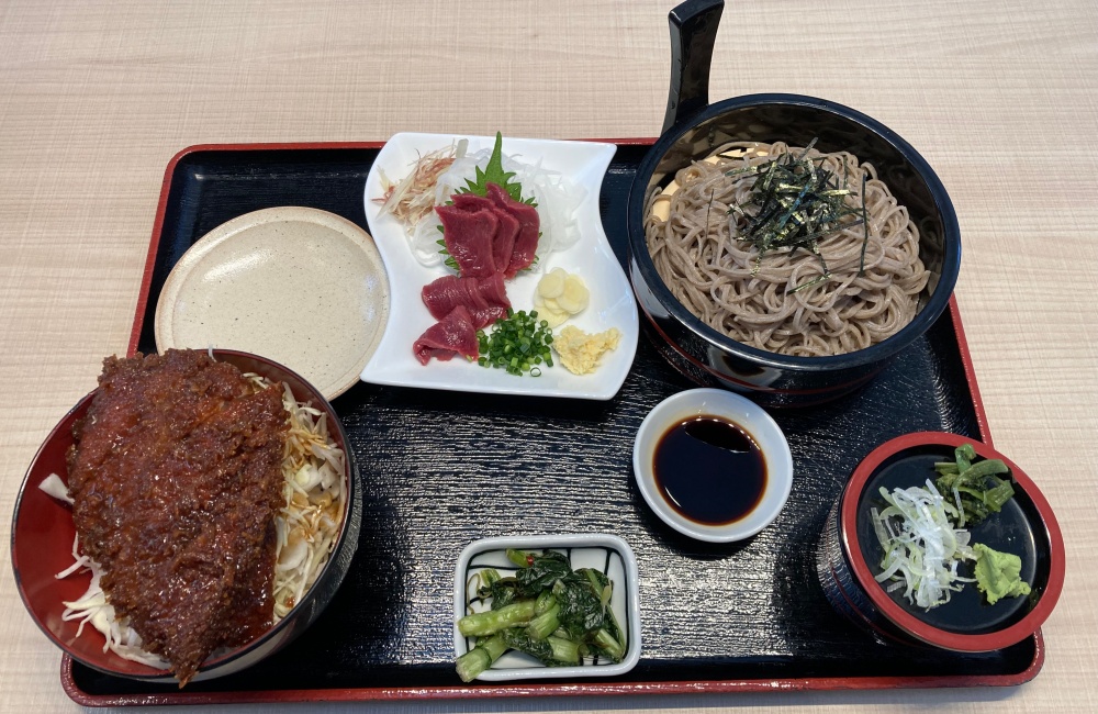 明治亭のソースカツ丼・そば・馬刺し